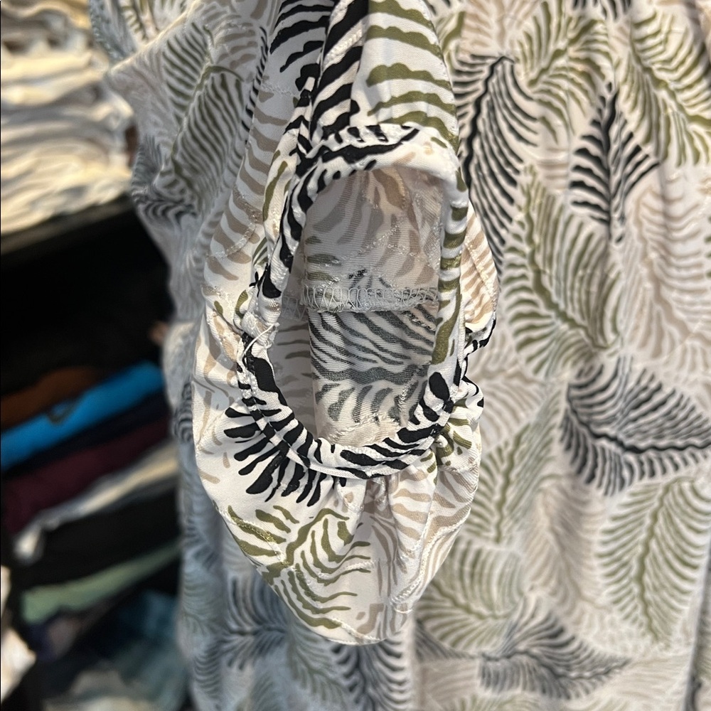#149. 🪷leaf Print Blouse. Amana 2x - Picture 7 of 9